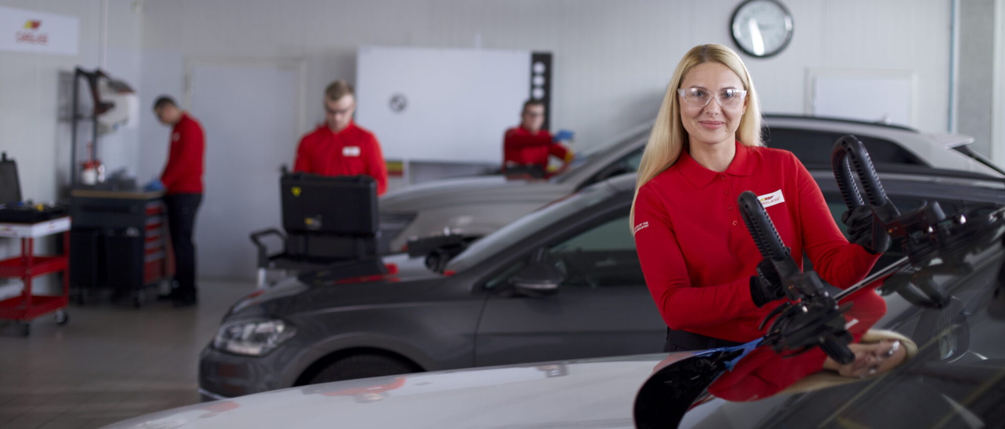 Carglass meistras keičia automobilio priekinį stiklą – profesionalus automobilių stiklų remontas ir keitimas
